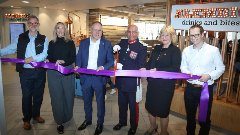 A store's inauguration featured a ribbon-cutting with six participants.