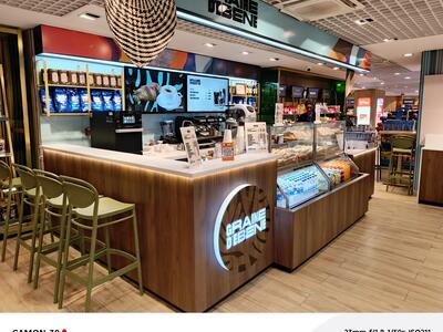 A counter of a bar with high stolls