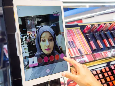 Dufry Launches New Generation Store At Heathrow Terminal 3 - Lancome interactive make up mirror  - World Duty Free - Dufry - 170918