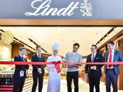 Roger Federer opens Lindt Chocolate boutique at Zurich airport - Dufry - 050419