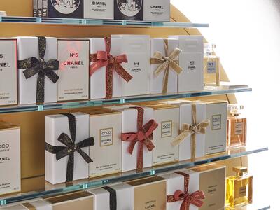 World Duty Free and Chanel Launch Festive Snow Globe with London Stansted Airport for an Immersive Shopping Experience - Dufry - 4