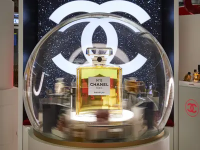 World Duty Free and Chanel Launch Festive Snow Globe with London Stansted Airport for an Immersive Shopping Experience - Dufry - 6