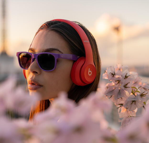 lady with sunglasses and headphones